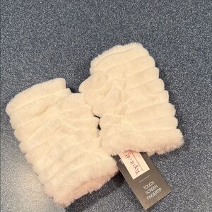 Elegant Cream Touchscreen Gloves
